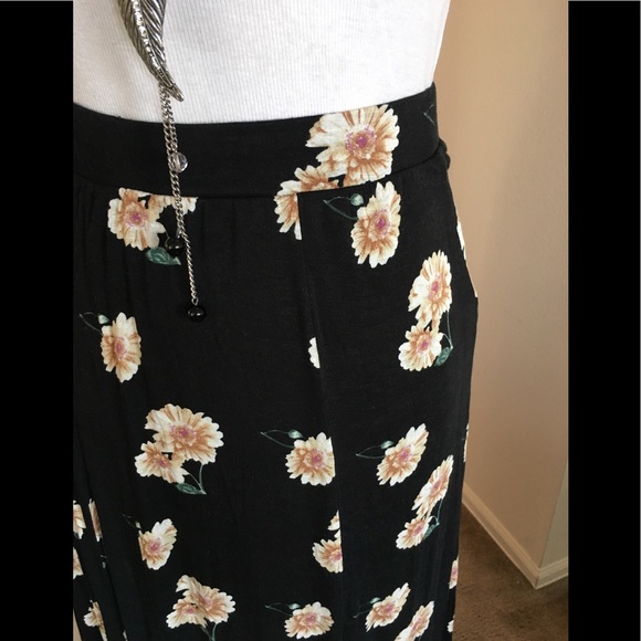 High Waisted Daisy Maxi Skirt 🌸 - Picture 2 of 7